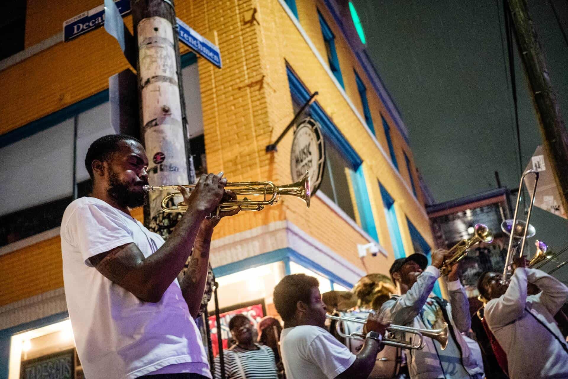 Man som spelar trumpet i New Orleans.