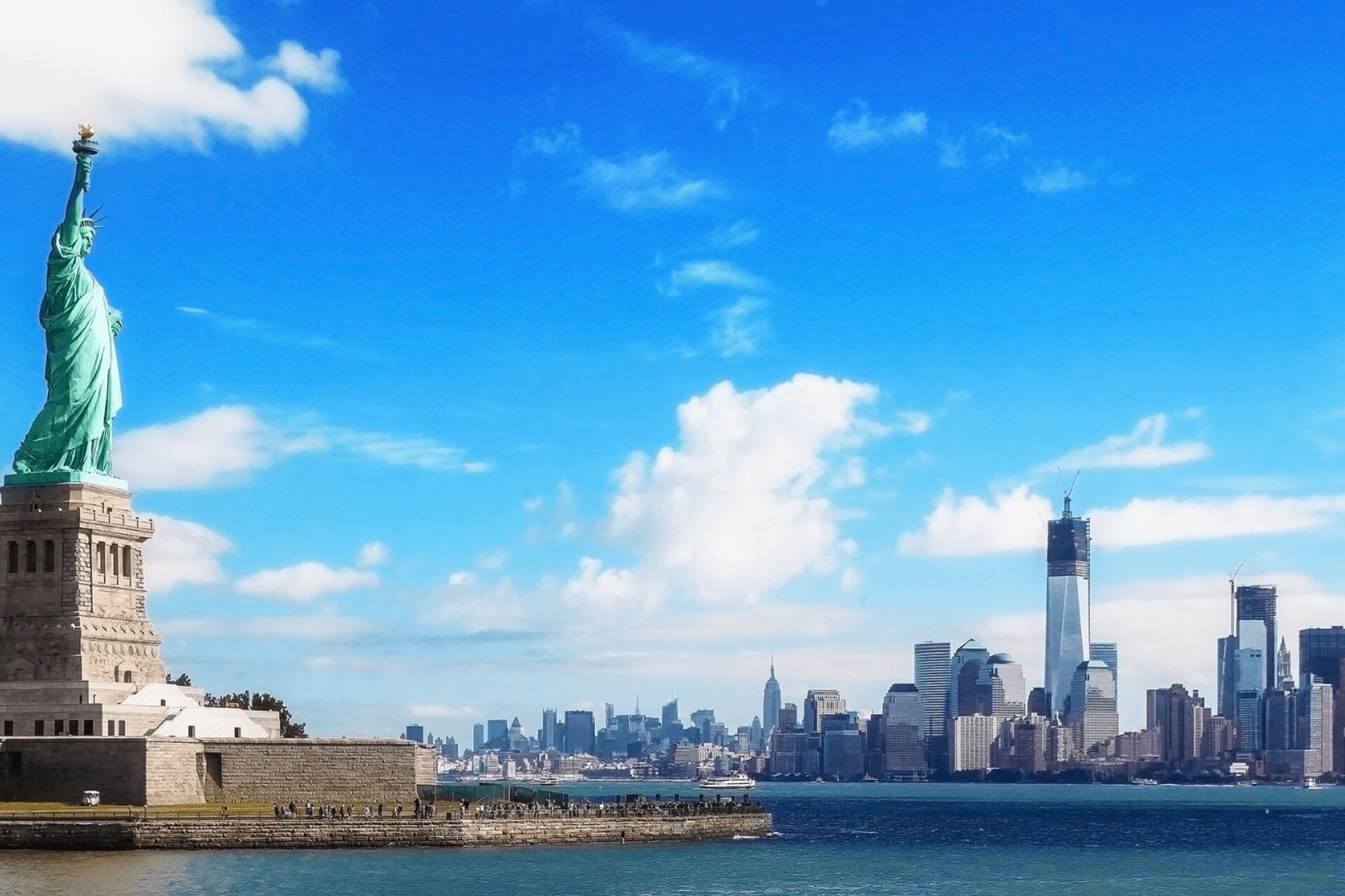 Utsiktsbild över staden New York och frihetsgudinnan.