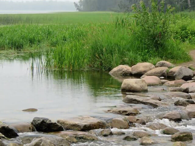 Minnesota-bild-3 Vattendrag med stenig strand