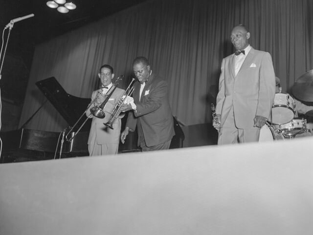 Louis-armstrong Jazzmusikern Louis armstrong i mitten av bilden.